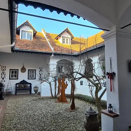 Einzigartiger Vierkanthof Apartman *